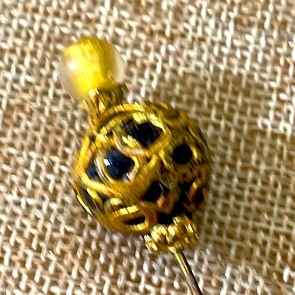 Vintage hat pin gold embellished with gold inside of a clear bead on top - Picture 5 of 9